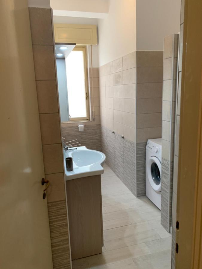 Casa Bianca 2 - Confortevole In Centro A Монеглия Екстериор снимка