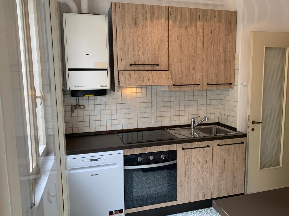 Casa Bianca 2 - Confortevole In Centro A Монеглия Екстериор снимка
