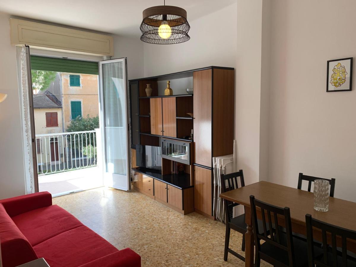 Casa Bianca 2 - Confortevole In Centro A Монеглия Екстериор снимка
